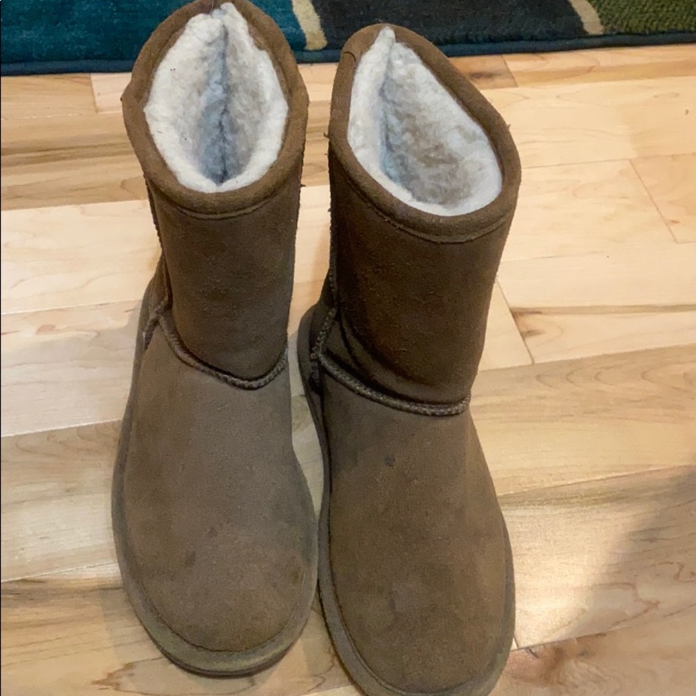 BearPaw Eva youth size 4